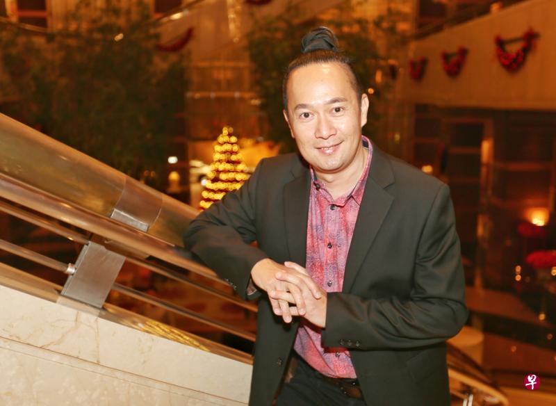 沈岳川一手写华文武侠小说,一手写英文写实故事。(海峡时报) 沈岳川一手写华文武侠小说,一手写英文写实故事。(海峡时报)