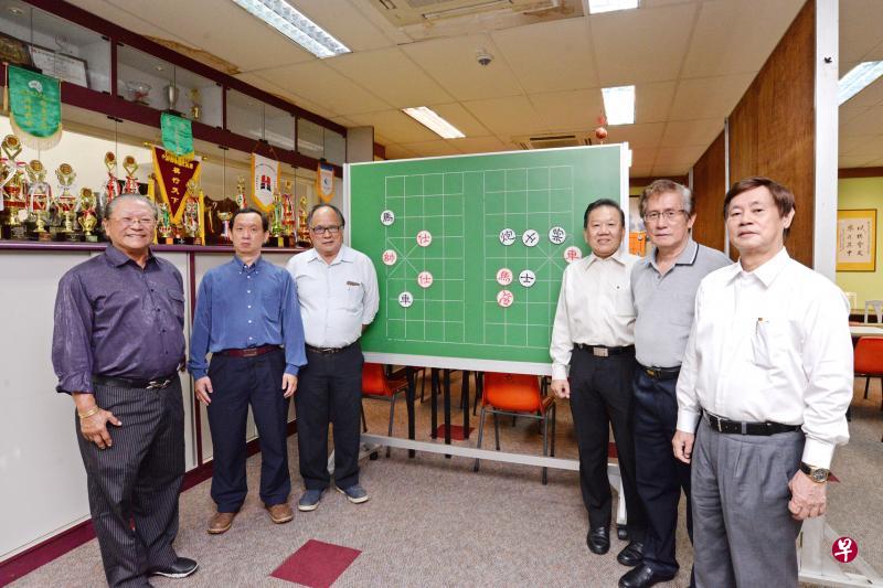 2017年“茶阳杯”第二届亚洲象棋个人公开赛,成功吸引多位象棋大师同台竞技。左起为何谦诚、翁文龙、蓝平昌、陈成贵、林碧峰和林关浩。(朱睿彬摄) 2017年“茶阳杯”第二届亚洲象棋个人公开赛,成功吸引多位象棋大师同台竞技。左起为何谦诚、翁文龙、蓝平昌、陈成贵、林碧峰和林关浩。(朱睿彬摄)