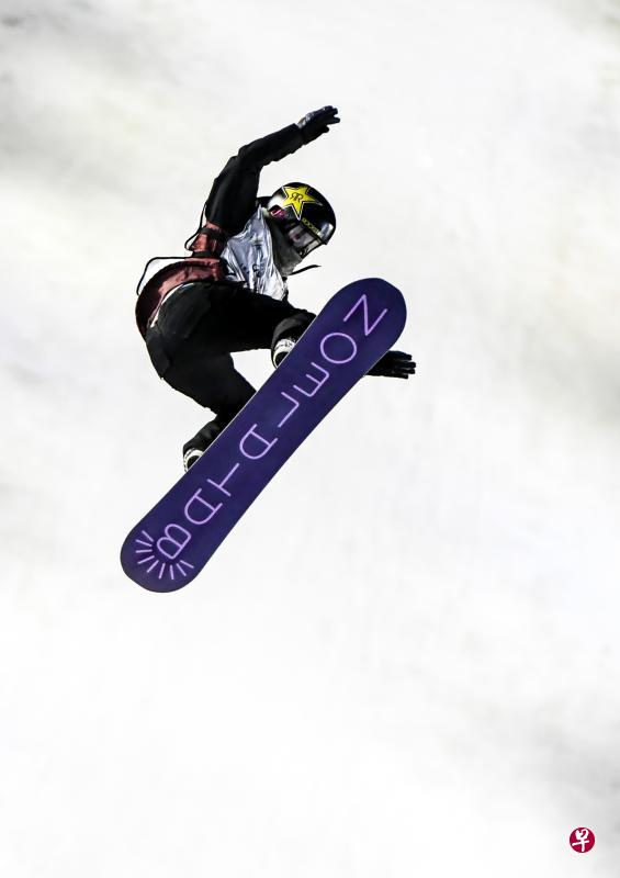 单板滑雪好手通过大跳台一飞冲天,表演各种花式技巧。(新华社) 单板滑雪好手通过大跳台一飞冲天,表演各种花式技巧。(新华社)