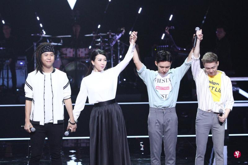 本地的“豪华组合”(右一二)打败对手黄家万(《The Voice决战好声》提供)。 本地的“豪华组合”(右一二)打败对手黄家万(《The Voice决战好声》提供)。