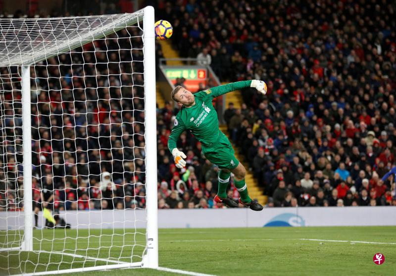 利物浦门将米尼奥莱飞扑抢救,但威廉的“神仙球”还是落入龙门左上死角。(路透社) 利物浦门将米尼奥莱飞扑抢救,但威廉的“神仙球”还是落入龙门左上死角。(路透社)