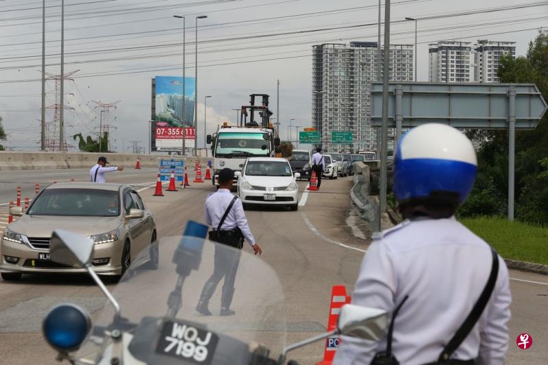 马国交警在柔州3个地点同时展开外国车主拖欠罚单行动,主要针对新加坡车主。(中国报) 马国交警在柔州3个地点同时展开外国车主拖欠罚单行动,主要针对新加坡车主。(中国报)