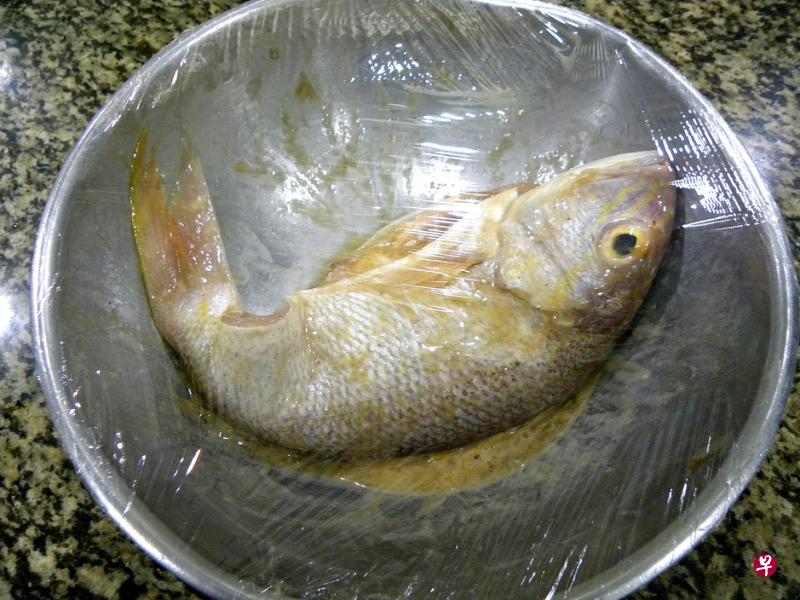 加热前可考虑在保鲜膜上刺穿小孔或撕开一个小缺口,让热蒸气较易散出。 加热前可考虑在保鲜膜上刺穿小孔或撕开一个小缺口,让热蒸气较易散出。