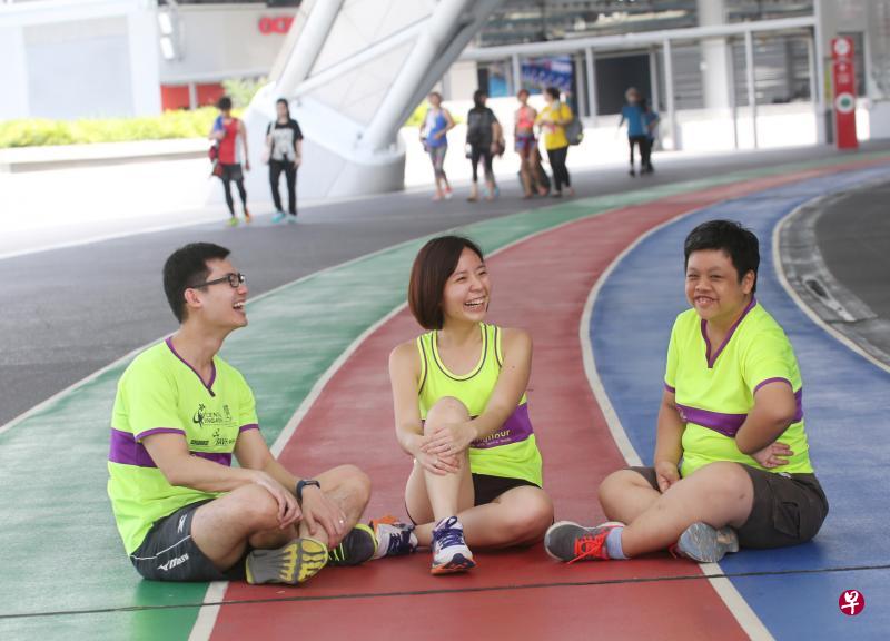吴乾辉(左)和妻子杨美君是Runninghour的陪跑员,他们同特需跑步友伴许尤莹(右)跑完步后一起聊天。(梁麒麟摄) 吴乾辉(左)和妻子杨美君是Runninghour的陪跑员,他们同特需跑步友伴许尤莹(右)跑完步后一起聊天。(梁麒麟摄)