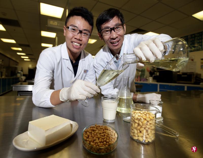 新加坡国立大学理学院食品科学技术学科博士生蔡建勇（左）及副教授刘绍泉研发全球首款用豆腐残留水分酿制的酒精饮品，其口味清甜，有益健康，制作过程也有助环保。（陈渊庄摄）　　