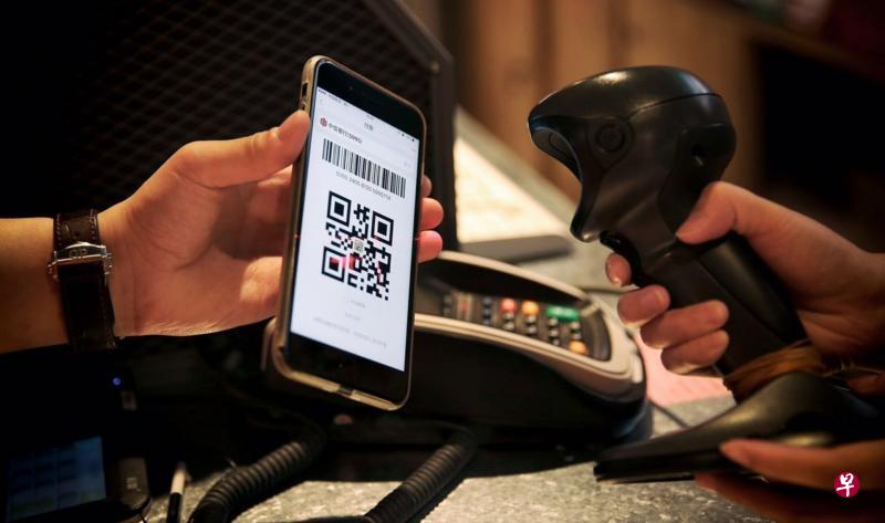 消费者在银行手机应用中添加银联卡,再让商家扫描个人付款码,就能完成付款。(银联提供) 消费者在银行手机应用中添加银联卡,再让商家扫描个人付款码,就能完成付款。(银联提供)