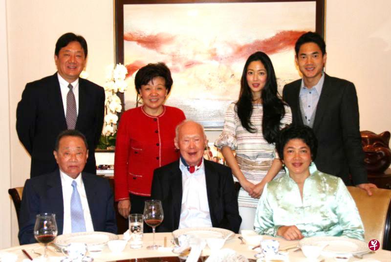 新加坡已故建国总理李光耀（前排中）访问香港期间，同结识多年的郭鹤年（前排左）和他的家人叙旧。前排右为郭鹤年夫人何宝莲。后排右起为幼儿郭孔华、女儿郭惠光及次子郭孔演（左）。（档案照片）