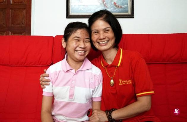 陈幸恩(左)在23岁生日前,终于等到肾脏,让母亲李秀州非常感恩。(海峡时报) 陈幸恩(左)在23岁生日前,终于等到肾脏,让母亲李秀州非常感恩。(海峡时报)