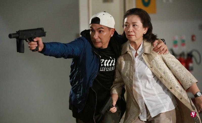 鲍起静(右)首拍无线剧,演出陈展鹏的母亲。(星和视界提供) 鲍起静(右)首拍无线剧,演出陈展鹏的母亲。(星和视界提供)