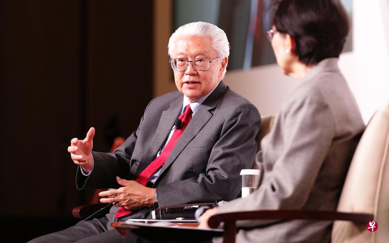 前总统陈庆炎博士敦促国人时刻紧记要把国家的利益放在第一位,他也在由巡回大使陈庆珠(右)主持的对话会上,回答多个与外交相关的问题。(海峡时报) 前总统陈庆炎博士敦促国人时刻紧记要把国家的利益放在第一位,他也在由巡回大使陈庆珠(右)主持的对话会上,回答多个与外交相关的问题。(海峡时报)