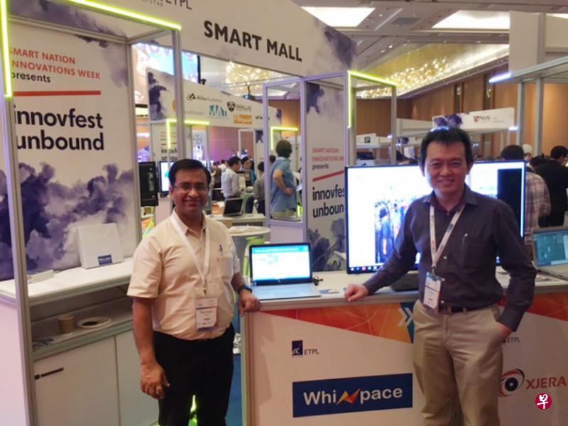 胡思华(右)与沙尔玛是科技起步公司微之联的联合创办人。两人在Innovfest Unbound展览上展示公司的方案。(受访者提供) 胡思华(右)与沙尔玛是科技起步公司微之联的联合创办人。两人在Innovfest Unbound展览上展示公司的方案。(受访者提供)