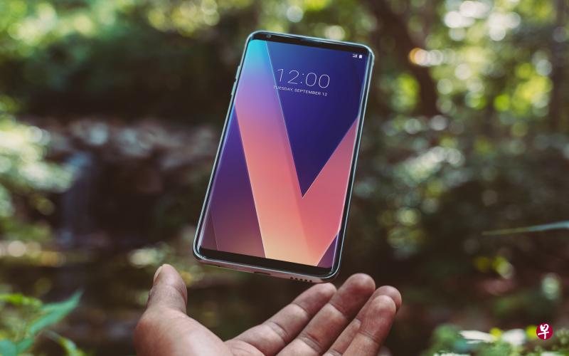 V30+采用6英寸大屏幕,但机身相对小巧轻薄。(厂商提供) V30+采用6英寸大屏幕,但机身相对小巧轻薄。(厂商提供)