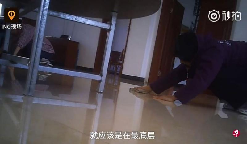 “女德班”导师在一众学员正在伏地擦地板时指出,“女子不应该就是往上走,就应该是在最底层”。(梨视频) “女德班”导师在一众学员正在伏地擦地板时指出,“女子不应该就是往上走,就应该是在最底层”。(梨视频)