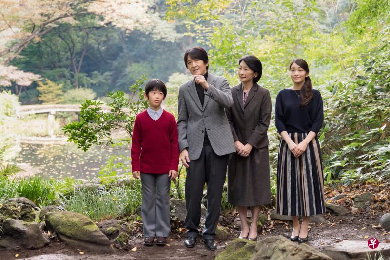 日本文仁亲王(左二)和纪子王妃(右二)以及儿女本月初在家中花园散步,拍下全家照。昨天是文仁亲王52岁生日。(路透社) 日本文仁亲王(左二)和纪子王妃(右二)以及儿女本月初在家中花园散步,拍下全家照。昨天是文仁亲王52岁生日。(路透社)
