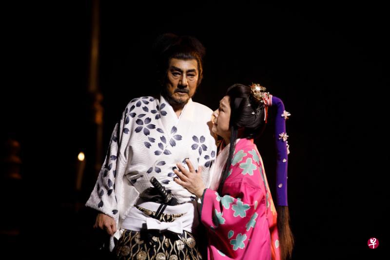 《蜷川麦克白》将日本传统艺能表演技巧融汇其中，使一部西方戏剧在东方文化的孕育下，蜕变重生。（滨海艺术中心提供）
