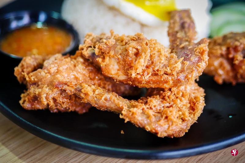 “Ah Tan Wings”的虾酱鸡下锅炸了两次,吃起来却一点也不油腻。 “Ah Tan Wings”的虾酱鸡下锅炸了两次,吃起来却一点也不油腻。