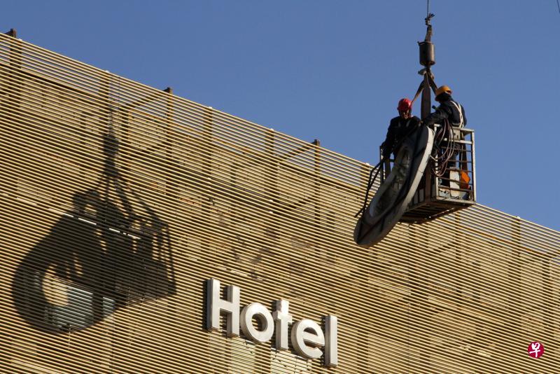 北京全市正在积极开展拆除违规牌匾工作,力争年底前完成长安街沿线、二三四环周边区域的清理。(路透社) 北京全市正在积极开展拆除违规牌匾工作,力争年底前完成长安街沿线、二三四环周边区域的清理。(路透社)