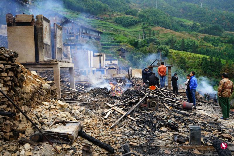 拥有百年历史的广西龙胜金竹壮寨前晚发生大火,导致九户民房被烧毁,11户民房被破拆。该壮寨是进入龙脊景区的第一个壮寨,村寨内全是依山而建的"杆栏式"吊脚木楼,环境典雅,曾被联合国教科文组织誉为"壮寨的楷模"。 (中新社) 拥有百年历史的广西龙胜金竹壮寨前晚发生大火,导致九户民房被烧毁,11户民房被破拆。该壮寨是进入龙脊景区的第一个壮寨,村寨内全是依山而建的"杆栏式"吊脚木楼,环境典雅,曾被联合国教科文组织誉为"壮寨的楷模"。 (中新社)