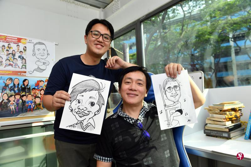 蔡明福和卢伟健舅甥一起经营Caricaturist.sg人像插图绘画服务生意。(陈思源 摄) 蔡明福和卢伟健舅甥一起经营Caricaturist.sg人像插图绘画服务生意。(陈思源 摄)