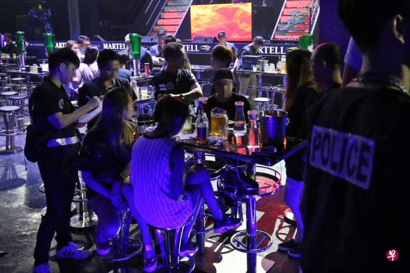 警方凌晨突然出现,让夜店业者和酒客始料不及。警方过去两周已在圣占姆士发电厂一带展开八次扫荡行动,逮捕17人。光顾夜店的客人在一连串的突击检查和严厉取缔后也锐减。(梁麒麟摄) 警方凌晨突然出现,让夜店业者和酒客始料不及。警方过去两周已在圣占姆士发电厂一带展开八次扫荡行动,逮捕17人。光顾夜店的客人在一连串的突击检查和严厉取缔后也锐减。(梁麒麟摄)