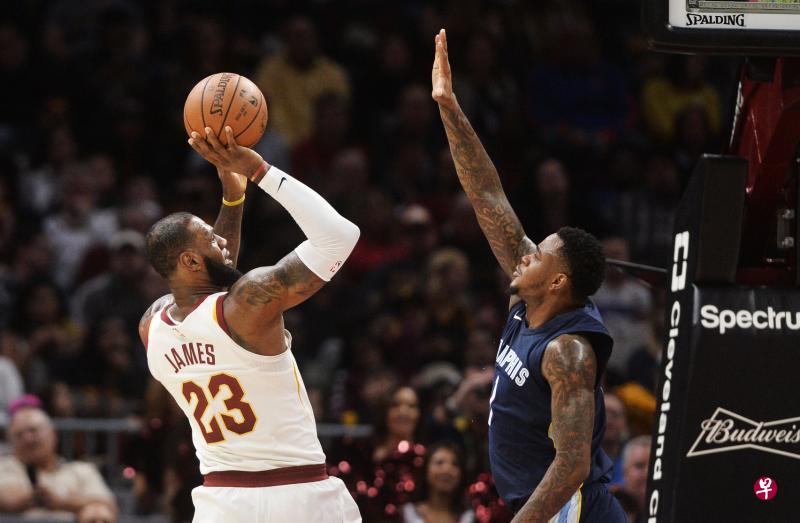 ▼骑士球星詹姆斯(左)出手投篮,灰熊后卫塞尔登伸手阻挡。(今日美国) ▼骑士球星詹姆斯(左)出手投篮,灰熊后卫塞尔登伸手阻挡。(今日美国)