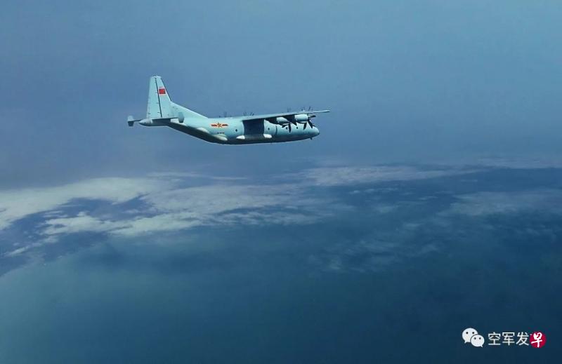 运-9机群到达目标空域后,机组在无人工标志、无气象资料、无指挥引导的条件下实施模拟空投。(互联网) 运-9机群到达目标空域后,机组在无人工标志、无气象资料、无指挥引导的条件下实施模拟空投。(互联网)