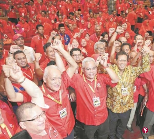 前雪州大臣卡立(前排右一)与泰益(前排左二),以及雪州巫统主席诺奥马(前排左三)等人周五在雪州巫统大会手拉手高声欢呼。(东方日报) 前雪州大臣卡立(前排右一)与泰益(前排左二),以及雪州巫统主席诺奥马(前排左三)等人周五在雪州巫统大会手拉手高声欢呼。(东方日报)