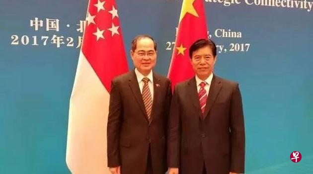 新中两国就签订自贸协定升级版至今已进行了四轮磋商,并取得良好进展。新加坡贸工部长林勋强和中国商务部部长钟山昨天也鼓励两国官员朝明年形成实质结论的目标而努力。图为17年2月林勋强与钟山共同出席中新双边合作联委会会议。(网络图) 新中两国就签订自贸协定升级版至今已进行了四轮磋商,并取得良好进展。新加坡贸工部长林勋强和中国商务部部长钟山昨天也鼓励两国官员朝明年形成实质结论的目标而努力。图为17年2月林勋强与钟山共同出席中新双边合作联委会会议。(网络图)