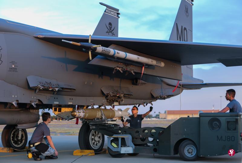 参加本届铸刀演习的空军工程师为一架F-15SG多用型战斗机装置炮弹。(林泽锐摄) 参加本届铸刀演习的空军工程师为一架F-15SG多用型战斗机装置炮弹。(林泽锐摄)