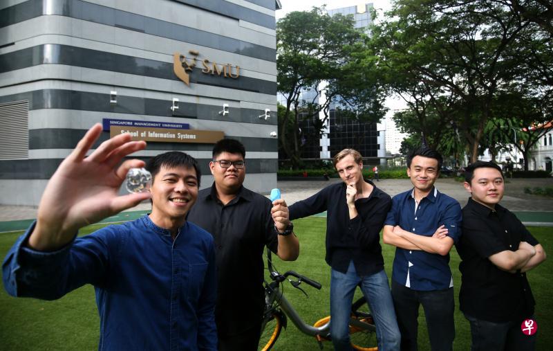 新大资讯系统学院一组学生设计出利用蓝牙技术的感应器，可用来探测共享脚踏车是否停放在正确的地方。（叶振忠摄）