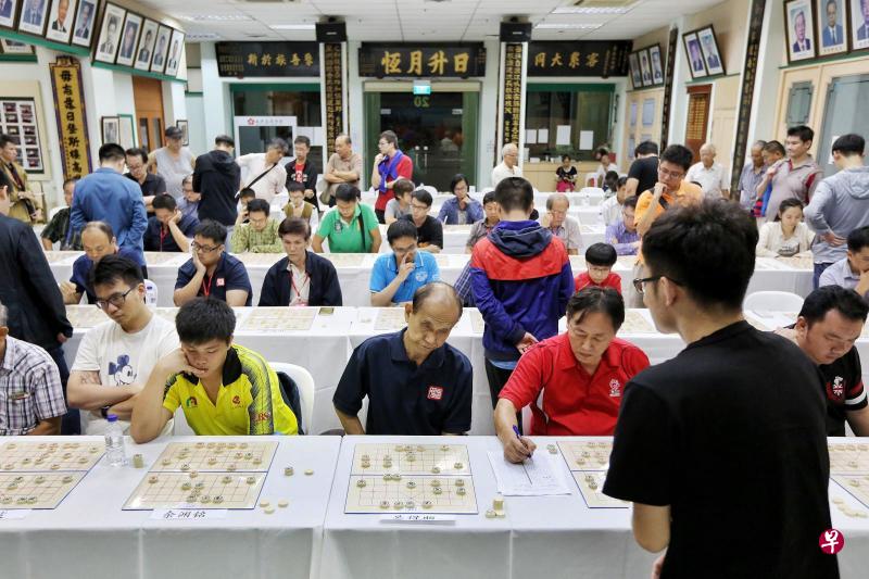 八位中国象棋大师跟41名亚洲棋手在南洋客属总会礼堂赛场进行多面车轮战。(徐颖荃摄) 八位中国象棋大师跟41名亚洲棋手在南洋客属总会礼堂赛场进行多面车轮战。(徐颖荃摄)