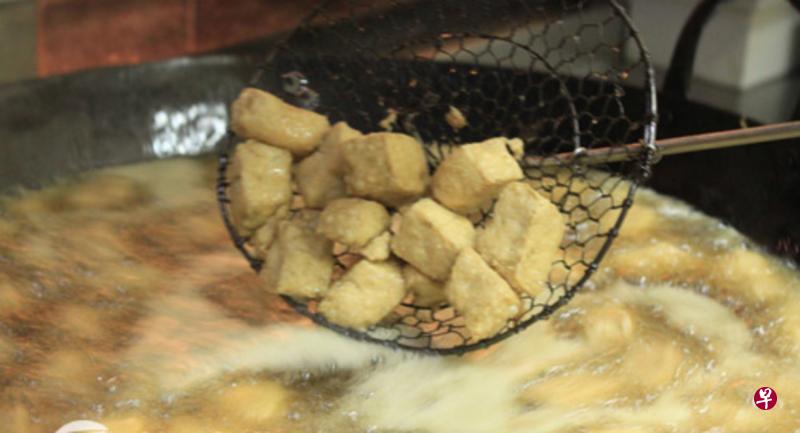 绍兴油炸臭豆腐一般认为是中国南方臭豆腐的代表。(互联网) 绍兴油炸臭豆腐一般认为是中国南方臭豆腐的代表。(互联网)