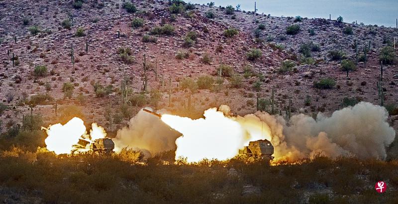 陆军炮兵部队在本届铸刀演习中使用首次在海外大型军演亮相的“升级版”高机动火箭炮系统(HIMARS)。图为第23炮兵营在凤凰城的一个实弹演练场地示范其新功能之一,即同一时间发射多个火箭炮弹攻击不同目标。(林泽锐摄) 陆军炮兵部队在本届铸刀演习中使用首次在海外大型军演亮相的“升级版”高机动火箭炮系统(HIMARS)。图为第23炮兵营在凤凰城的一个实弹演练场地示范其新功能之一,即同一时间发射多个火箭炮弹攻击不同目标。(林泽锐摄)