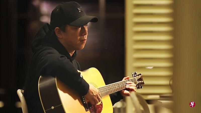 黄渤为没有明星主演的电影《猪太狼的夏天》演唱主题曲《带你一起丢手绢》。（互联网）