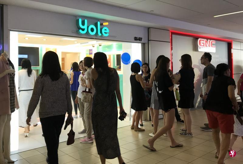 位于大巴窑建屋局中心的llaollao店已在昨天转换成同样售卖冷冻酸奶的Yolé。(卓彦薇摄) 位于大巴窑建屋局中心的llaollao店已在昨天转换成同样售卖冷冻酸奶的Yolé。(卓彦薇摄)