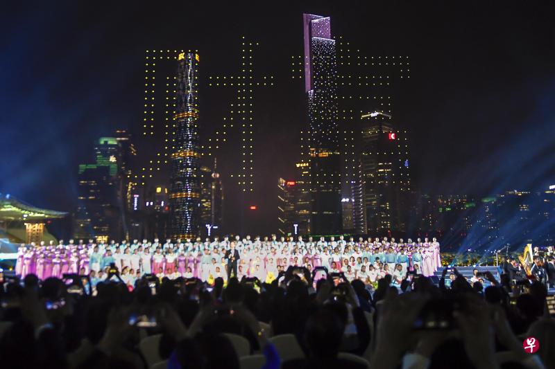 1180架无人机昨晚在广州夜空中拼写出“财富”二字。(中新社) 1180架无人机昨晚在广州夜空中拼写出“财富”二字。(中新社)