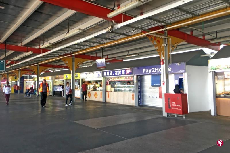 位于裕廊的面包店老板表示,列车服务时间调整,预计生意将会很冷清。 位于裕廊的面包店老板表示,列车服务时间调整,预计生意将会很冷清。