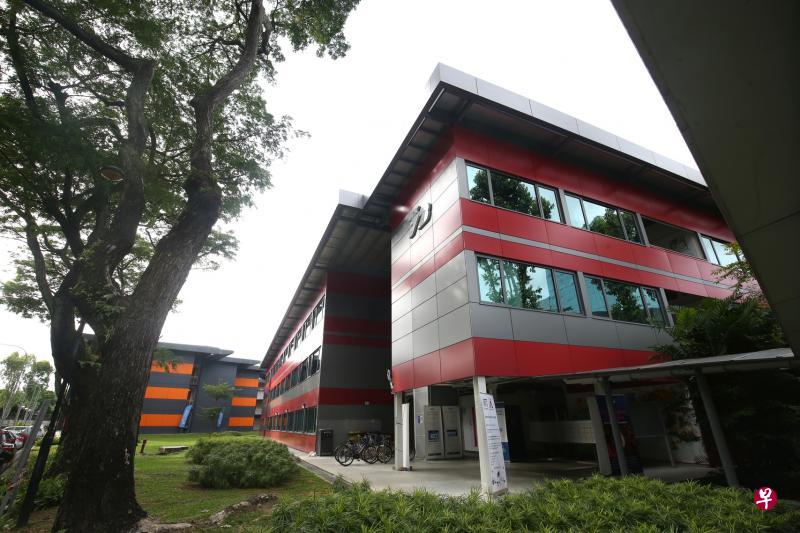 裕廊集团纬壹科技城起步谷的厂房被发现外墙使用了不符合规格的覆板材料。(陈福洲摄) 裕廊集团纬壹科技城起步谷的厂房被发现外墙使用了不符合规格的覆板材料。(陈福洲摄)