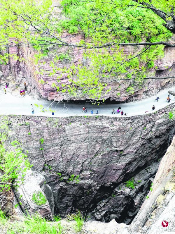 从红岩绝壁大峡谷上鸟瞰挂壁公路。 从红岩绝壁大峡谷上鸟瞰挂壁公路。