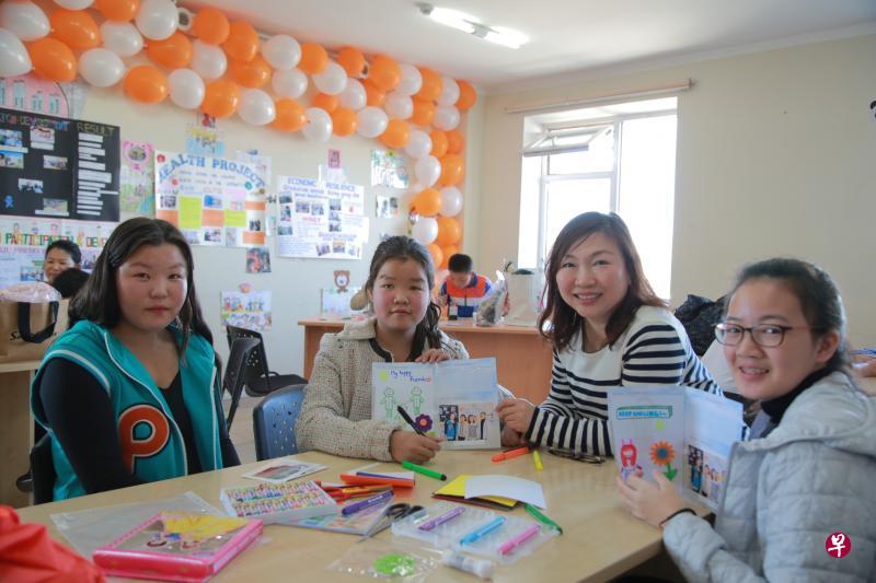 连淑萍(右二)同女儿(右一)林晓恩一起参与世界宣明会的蒙古探访活动,与助养孩子佩汝德兰(左二)和她姐姐共聚。(世界宣明会提供) 连淑萍(右二)同女儿(右一)林晓恩一起参与世界宣明会的蒙古探访活动,与助养孩子佩汝德兰(左二)和她姐姐共聚。(世界宣明会提供)