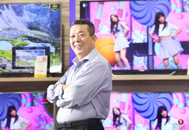 音响之家创办人李文德:现在的市场抢夺战基本上就是产品价格战,来势汹汹的网购热潮,使到竞争对手跨出国界,变成无所不在,现在生意的挑战是国际性的,要生存就必须顺应时代巨流,业务整合在所难免。(何家俊摄 ) 音响之家创办人李文德:现在的市场抢夺战基本上就是产品价格战,来势汹汹的网购热潮,使到竞争对手跨出国界,变成无所不在,现在生意的挑战是国际性的,要生存就必须顺应时代巨流,业务整合在所难免。(何家俊摄 )