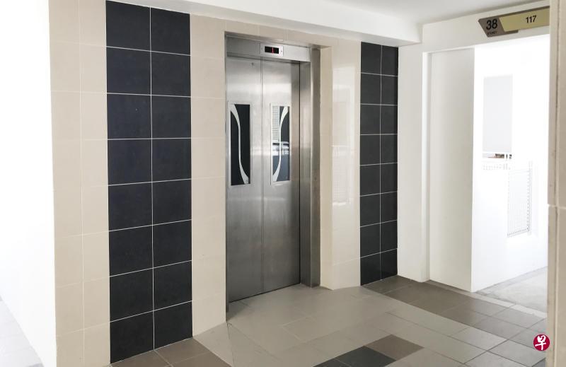 居民指组屋电梯经常发生故障。 居民指组屋电梯经常发生故障。