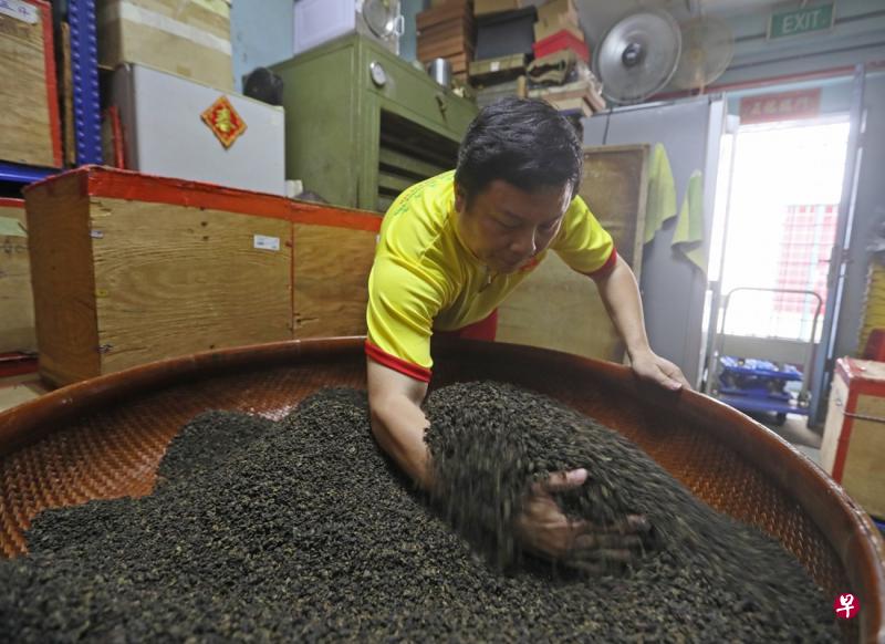 白进火把茶叶倒进用了70年的大竹篓,轻轻将茶叶拨开,阵阵茶香扑鼻而来。 白进火把茶叶倒进用了70年的大竹篓,轻轻将茶叶拨开,阵阵茶香扑鼻而来。