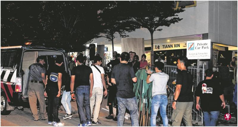 十多名便衣警探现身芽笼14巷,突击扫荡非法赌档。(摄影/意外组) 十多名便衣警探现身芽笼14巷,突击扫荡非法赌档。(摄影/意外组)