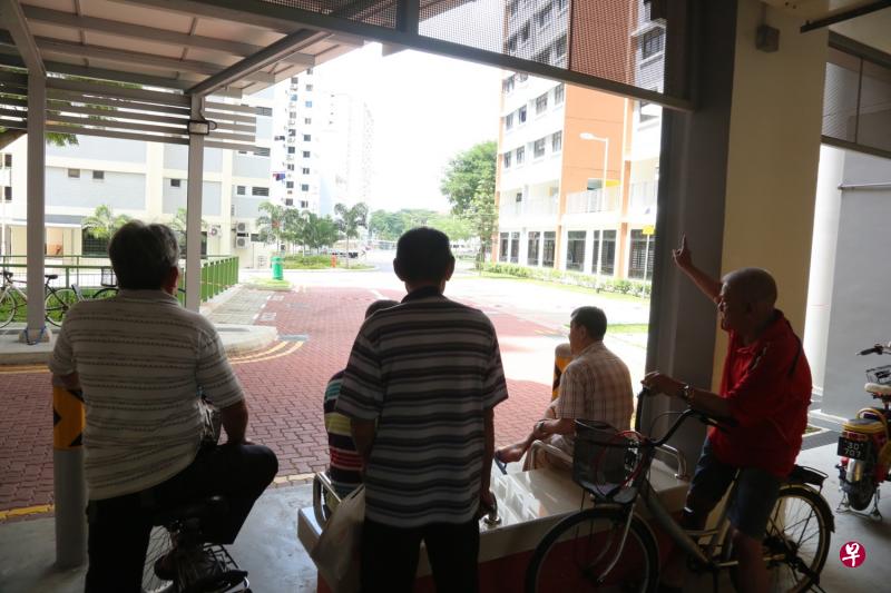 阿公阿嫲希望能帮助警方早日破案,在组屋楼下“看守”。(庄耿闻摄影) 阿公阿嫲希望能帮助警方早日破案,在组屋楼下“看守”。(庄耿闻摄影)