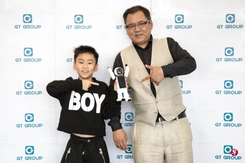 张保罗博士和儿子、GT形象大使EC 一平与GT小顽童。(受访者提供) 张保罗博士和儿子、GT形象大使EC 一平与GT小顽童。(受访者提供)