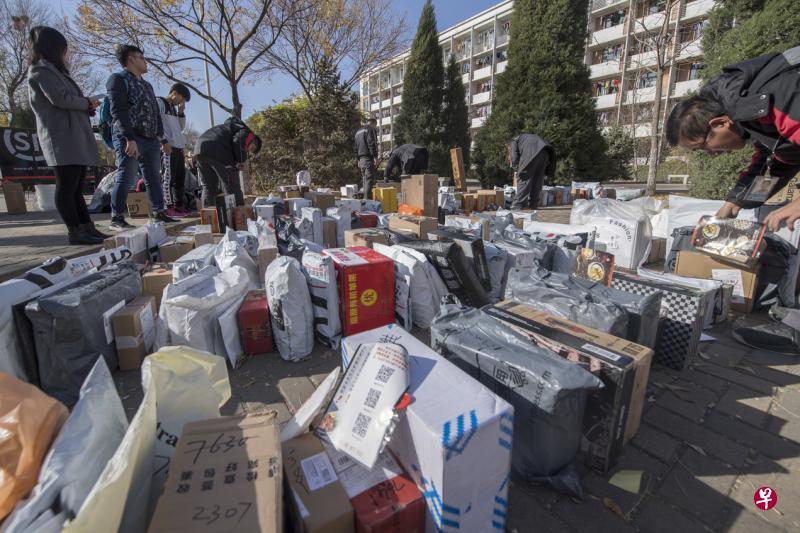 网购的兴起让现代人的生活更便利,但是大量的包装垃圾却产生新问题。这是上个月“双十一”结束后,山西太原某高校校园内,快递公司在一片空地上按序堆满快件,等待大学生前来领取。(中新社) 网购的兴起让现代人的生活更便利,但是大量的包装垃圾却产生新问题。这是上个月“双十一”结束后,山西太原某高校校园内,快递公司在一片空地上按序堆满快件,等待大学生前来领取。(中新社)