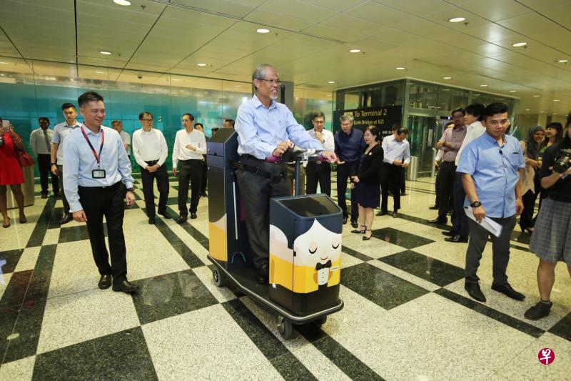 环境及水源部长马善高昨天走访樟宜机场,了解负责机场清洁和废物管理工作的员工如何利用科技提高生产力。他饶有兴致地试用了这款电动推车。这个由电池驱动的电动推车可代替清洁工原本使用的手推车,目前正处于试验阶段。(梁麒麟摄) 环境及水源部长马善高昨天走访樟宜机场,了解负责机场清洁和废物管理工作的员工如何利用科技提高生产力。他饶有兴致地试用了这款电动推车。这个由电池驱动的电动推车可代替清洁工原本使用的手推车,目前正处于试验阶段。(梁麒麟摄)