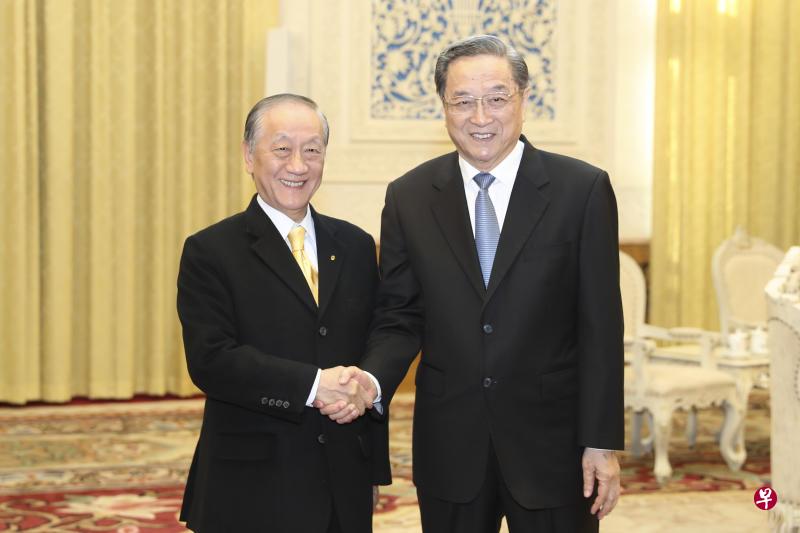 中国大陆全国政协主席俞正声(右)昨天在北京人民大会堂,会见了新党主席郁慕明率领的新党大陆访问团。(中新社) 中国大陆全国政协主席俞正声(右)昨天在北京人民大会堂,会见了新党主席郁慕明率领的新党大陆访问团。(中新社)