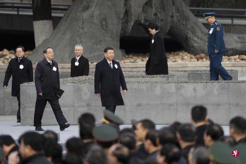 中共总书记、国家主席、中央军委主席习近平(中)等中共和国家领导人,今早出席南京大屠杀死难者国家公祭仪式。(中新社) 中共总书记、国家主席、中央军委主席习近平(中)等中共和国家领导人,今早出席南京大屠杀死难者国家公祭仪式。(中新社)